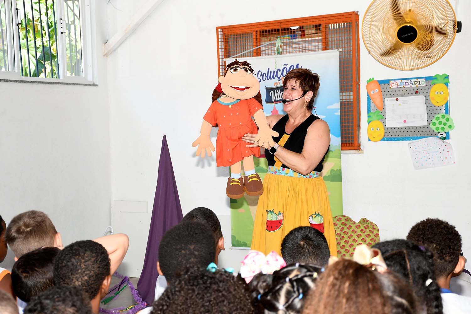 Teatro educativo leva alegria e aprendizado para os alunos de Nova Iguaçu