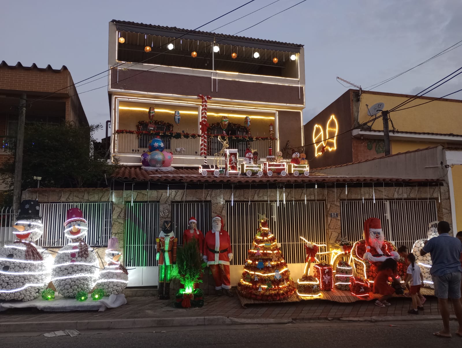 Decoração de Natal em residência de Nova Iguaçu encanta crianças e adultos