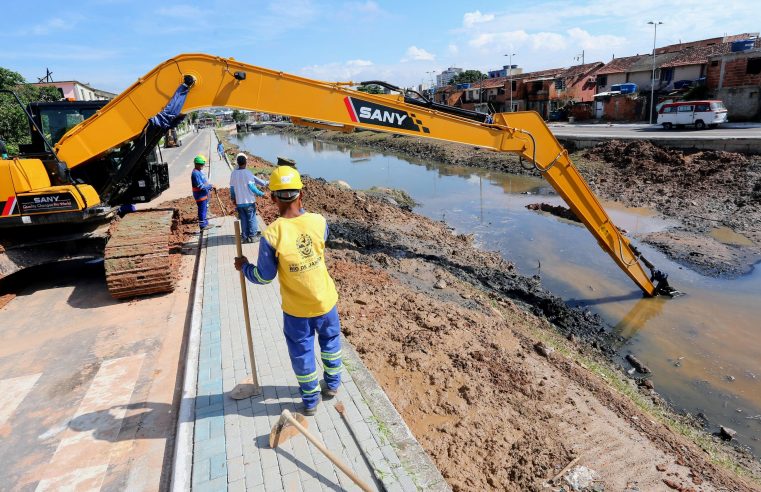 Governo do Estado envia máquinas para desassorear rios e reforça distribuição de alimentos e insumos nas cidades da Região Metropolitana