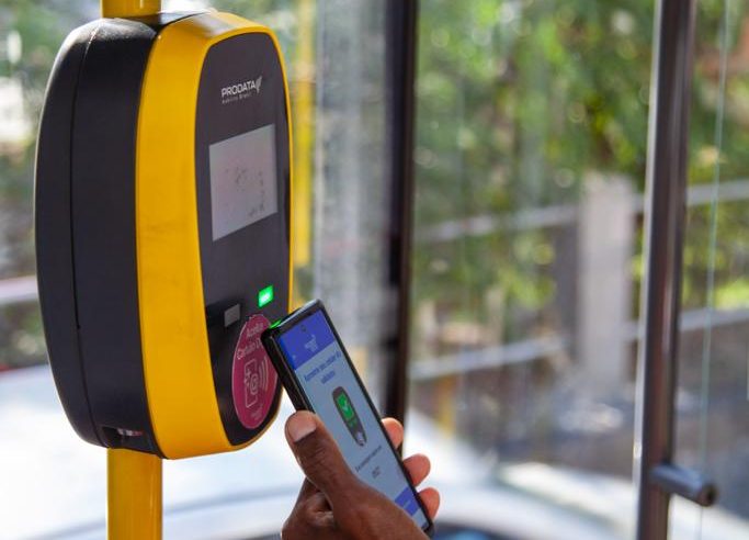 Mais de 100 mil passageiros já pagam passagem no transporte público com o celular no Rio de Janeiro
