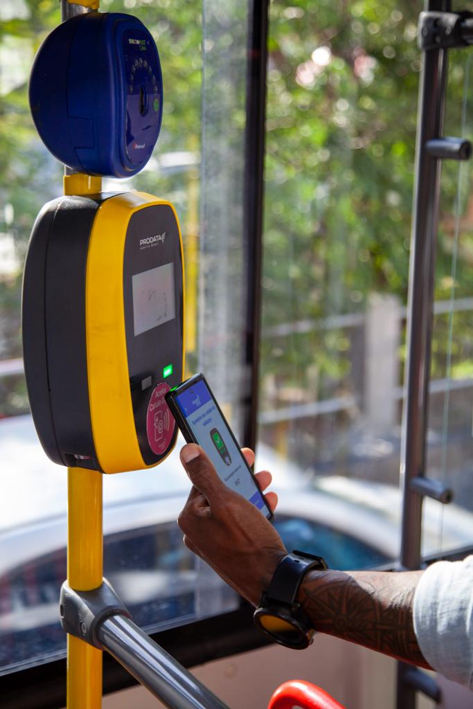 Mais de 100 mil passageiros já pagam passagem no transporte público com o celular no Rio de Janeiro