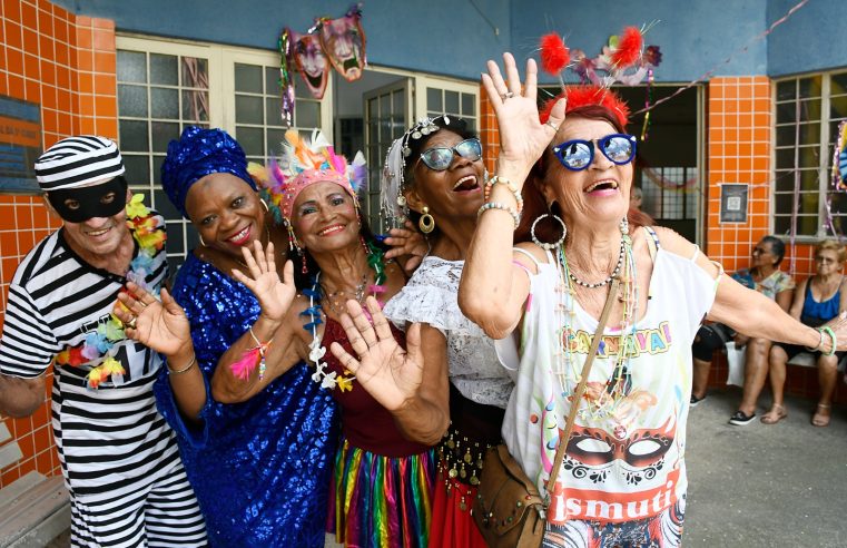 Esmuti celebra a chegada da folia com baile de carnaval para idosos