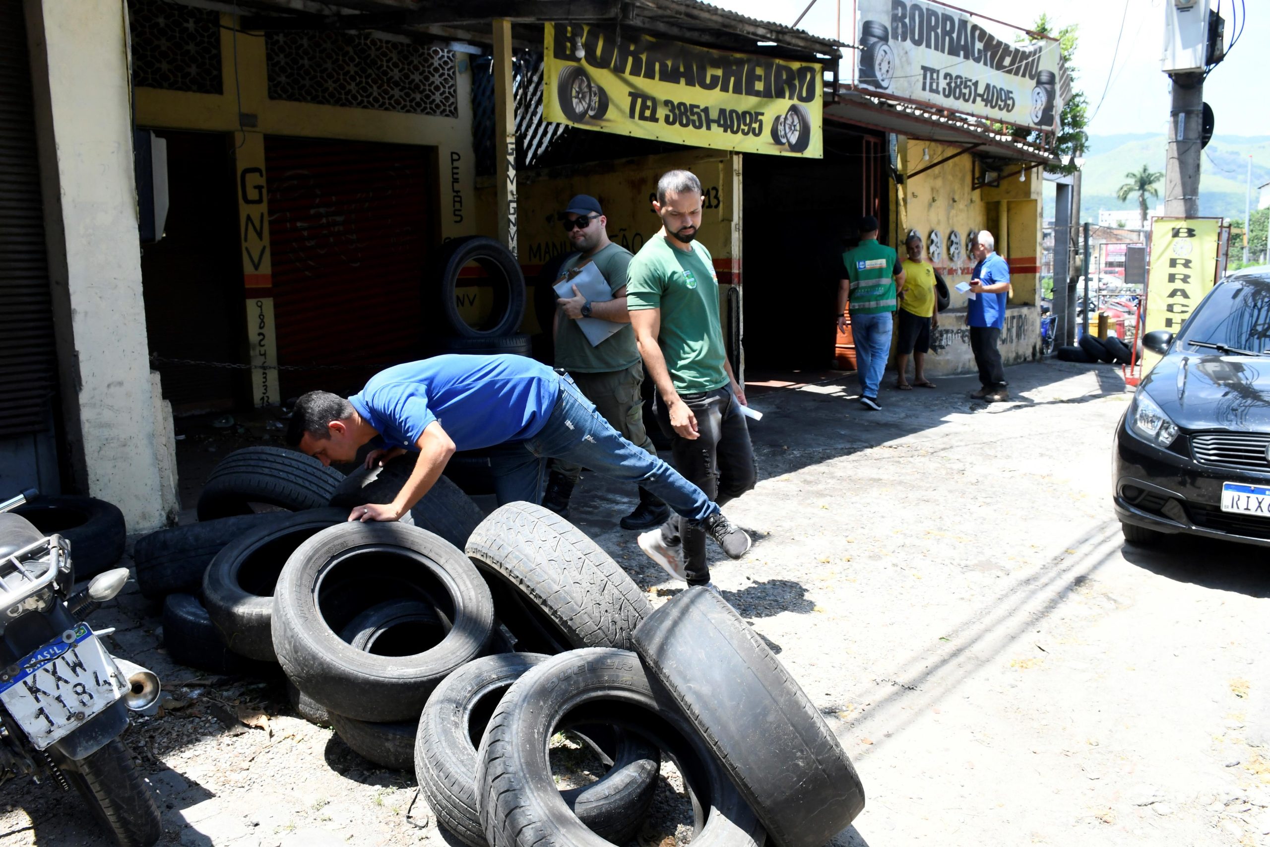 Prefeitura de Nova Iguaçu percorre borracharias e faz alerta sobre descarte irregular de pneus