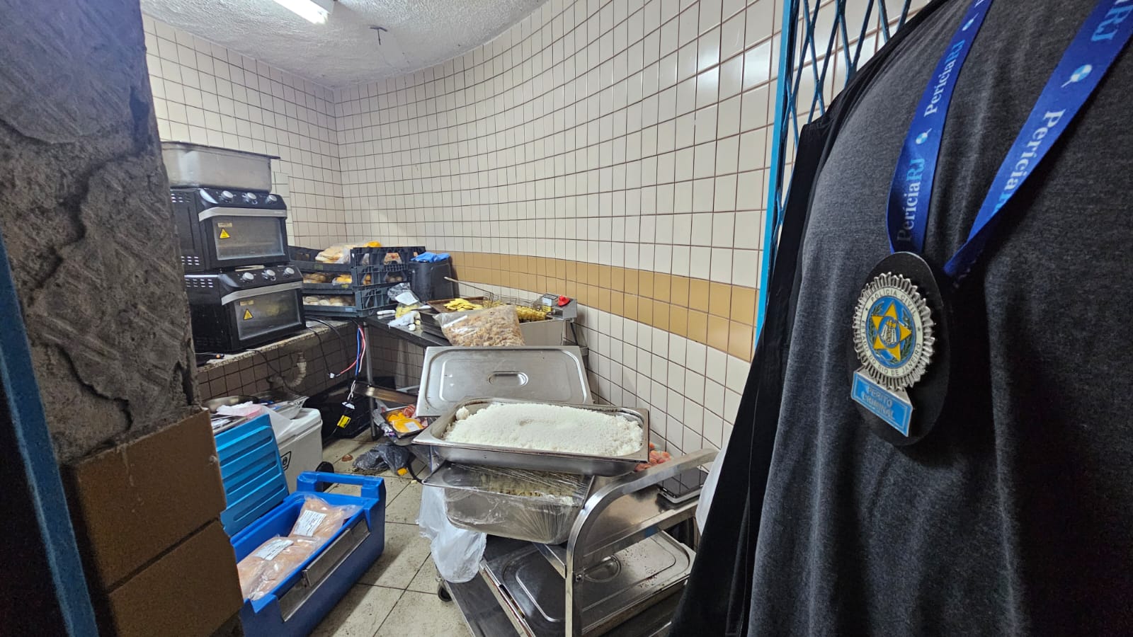 Polícia Civil prende representantes de camarote da Sapucaí que preparavam e armazenavam alimentos no banheiro