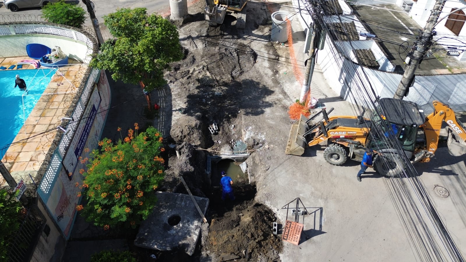 Prefeitura realiza obra para acabar com vazamento de esgoto na Rua Juiz Alberto Nader