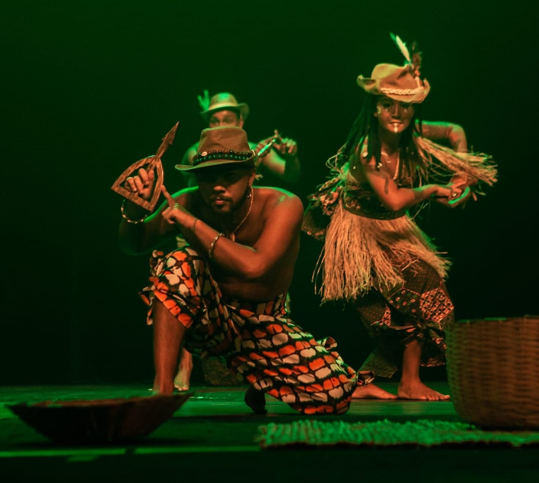 Espetáculo infantil narra a história de Oxóssi e exalta a cultura negra
