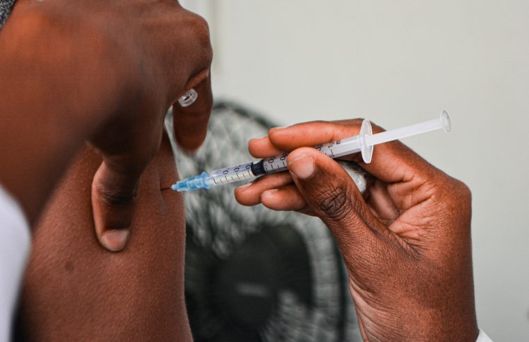 Nilópolis amplia faixa etária de vacinação contra a dengue para 14 anos