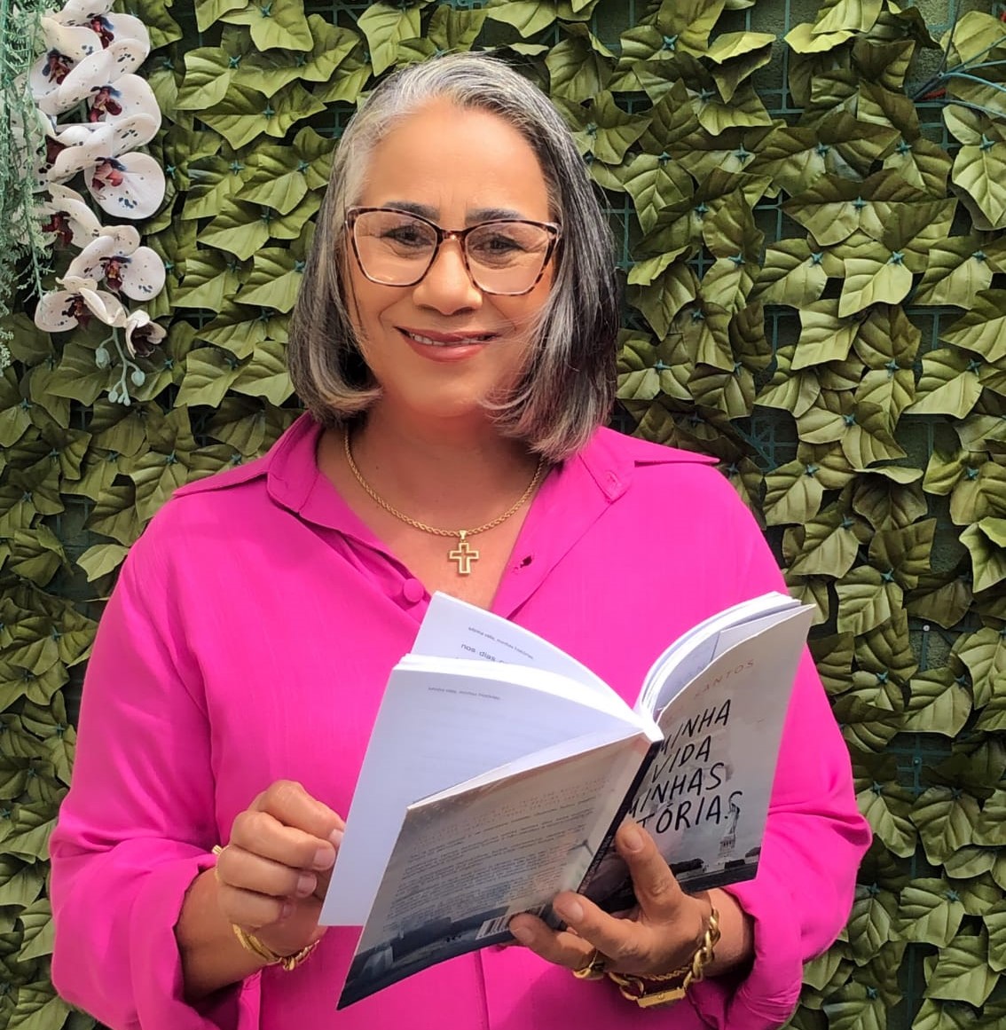 Escritora Gil Santos lança livro com histórias de superação feminina