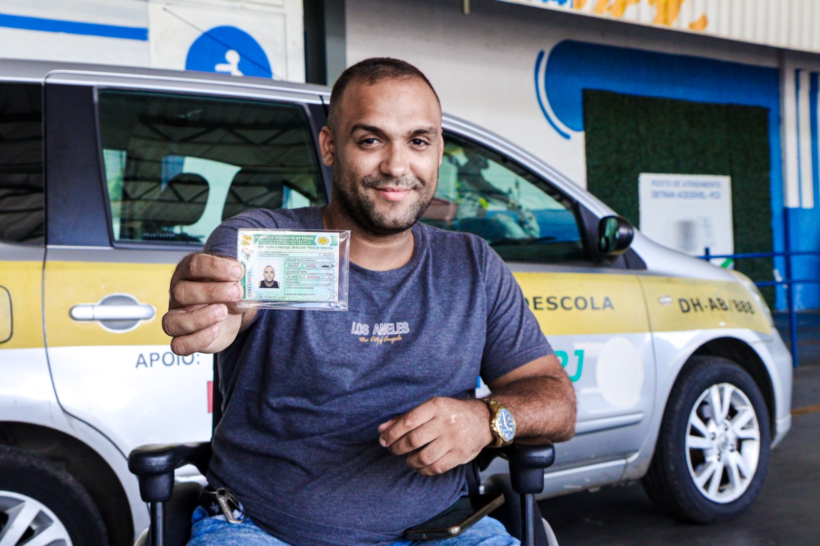 Detran.RJ entrega CNH a cadeirante que dirigia carro usando cabo de vassoura