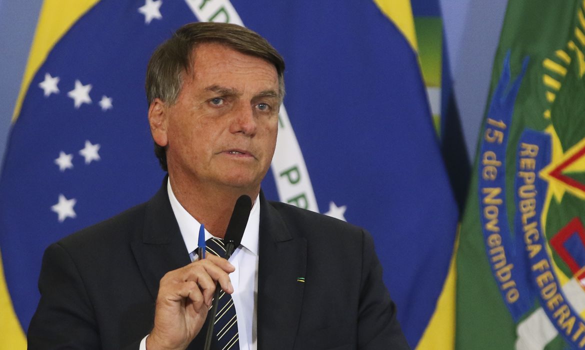Moraes decreta prisão domiciliar de Bolsonaro