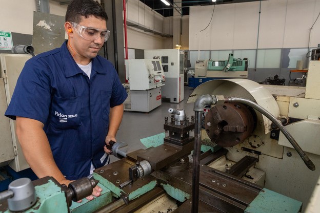 Firjan SENAI abre quase 5 mil vagas gratuitas em cursos técnicos de nível médio