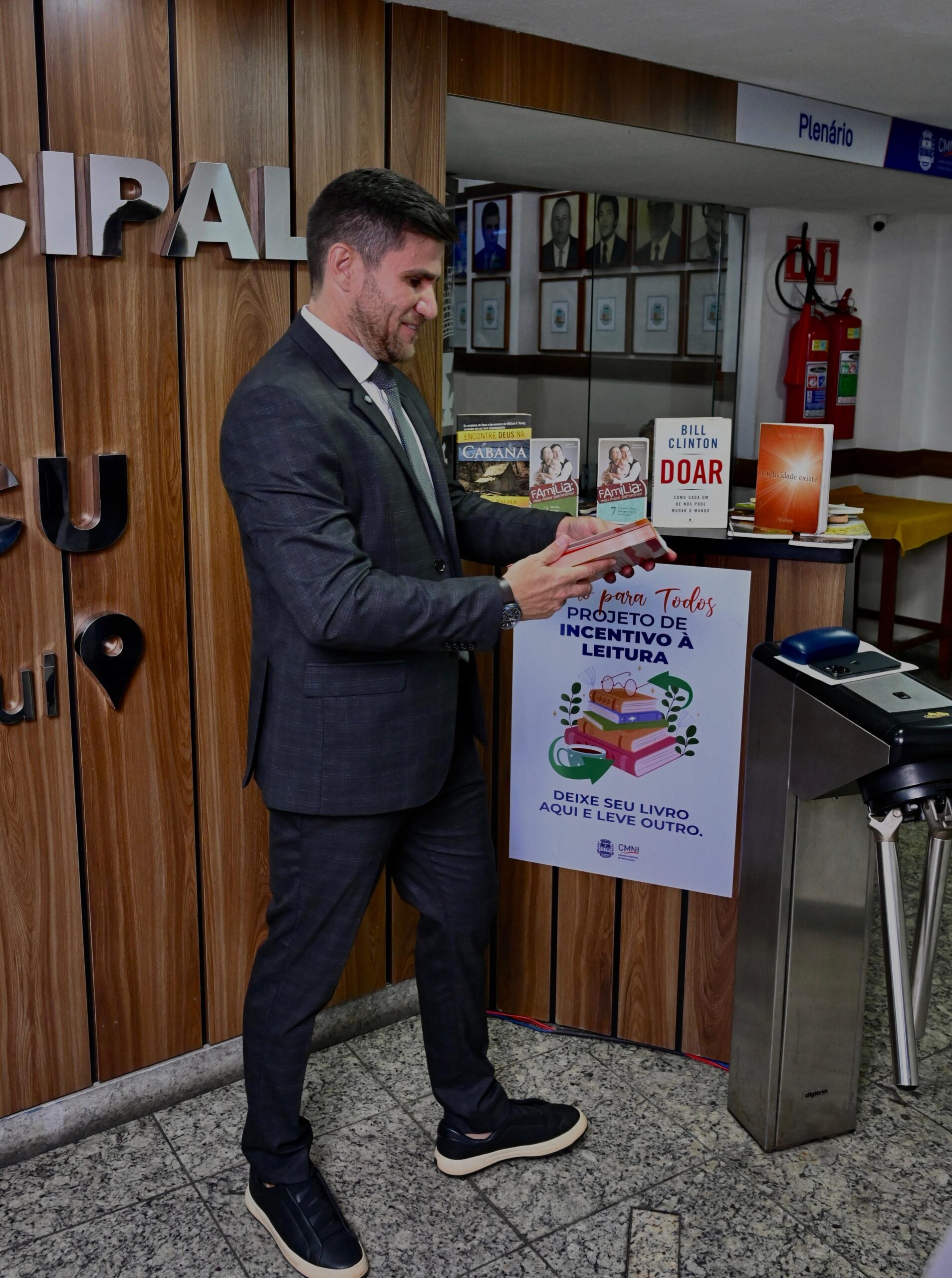 “Livro para Todos” é lançado na Câmara de Nova Iguaçu para incentivar a leitura e a troca de conhecimento