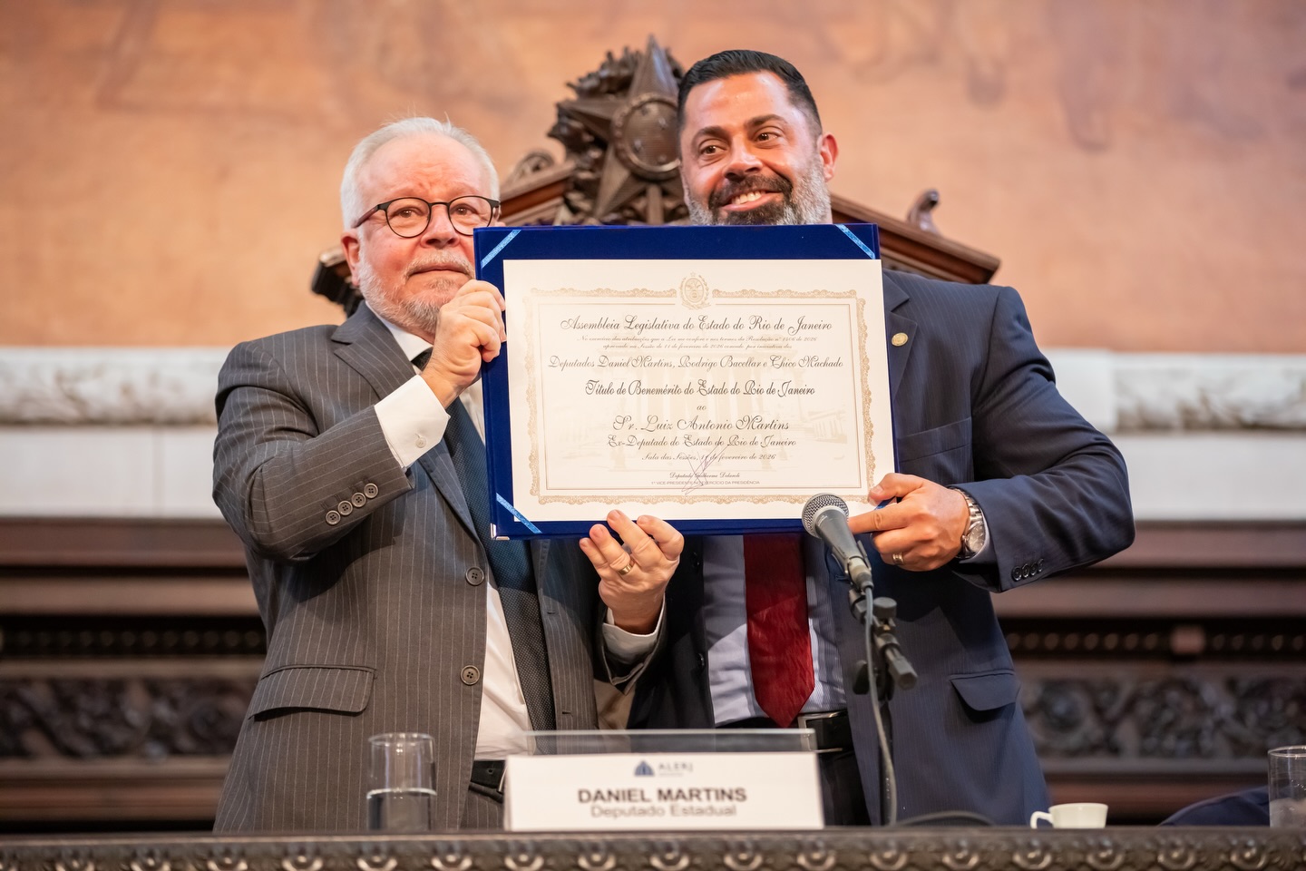 Luiz Martins é homenageado com a Medalha Tiradentes