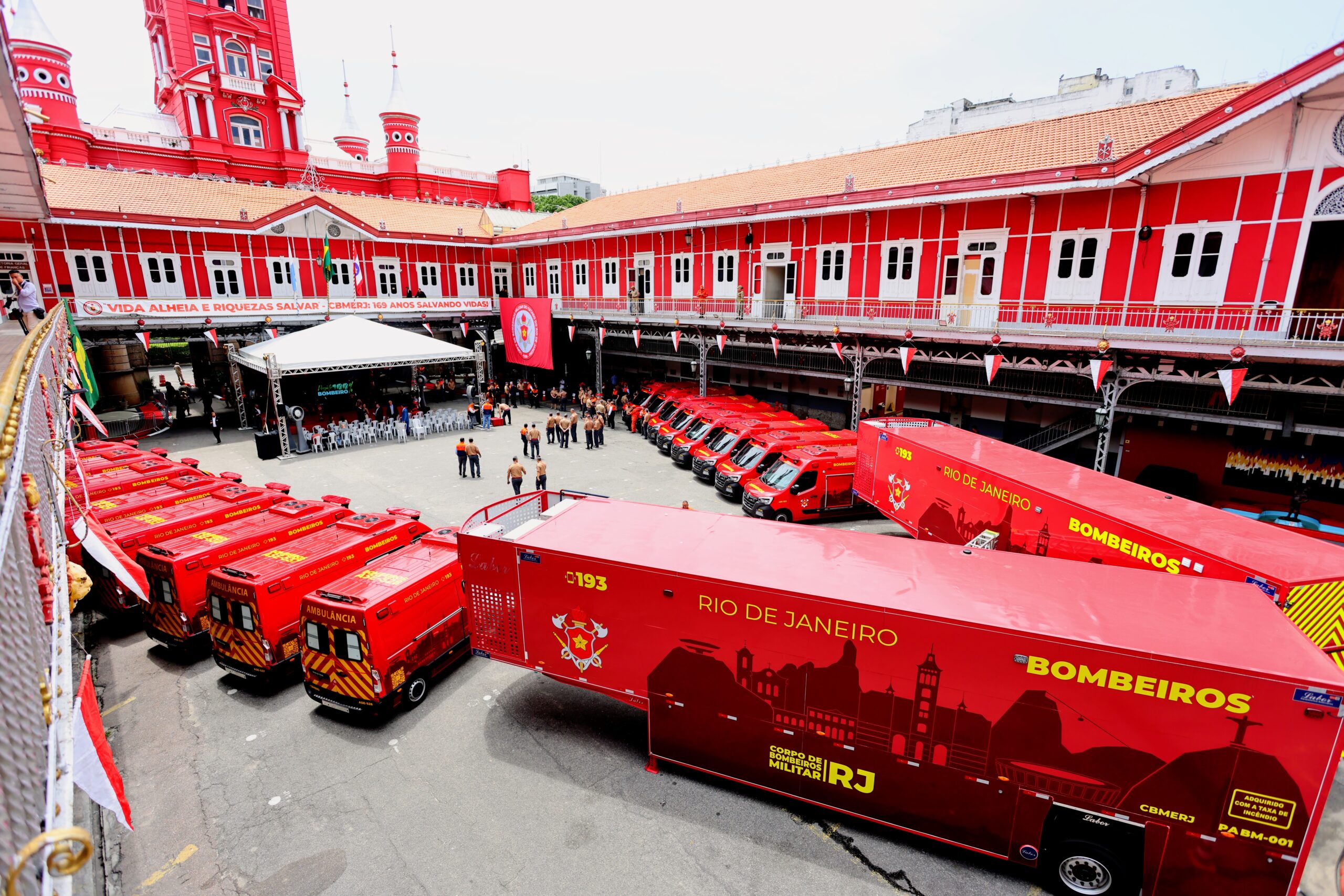 Cláudio Castro entrega novas viaturas ao Corpo de Bombeiros e reforça atendimento de emergência em todo o RJ