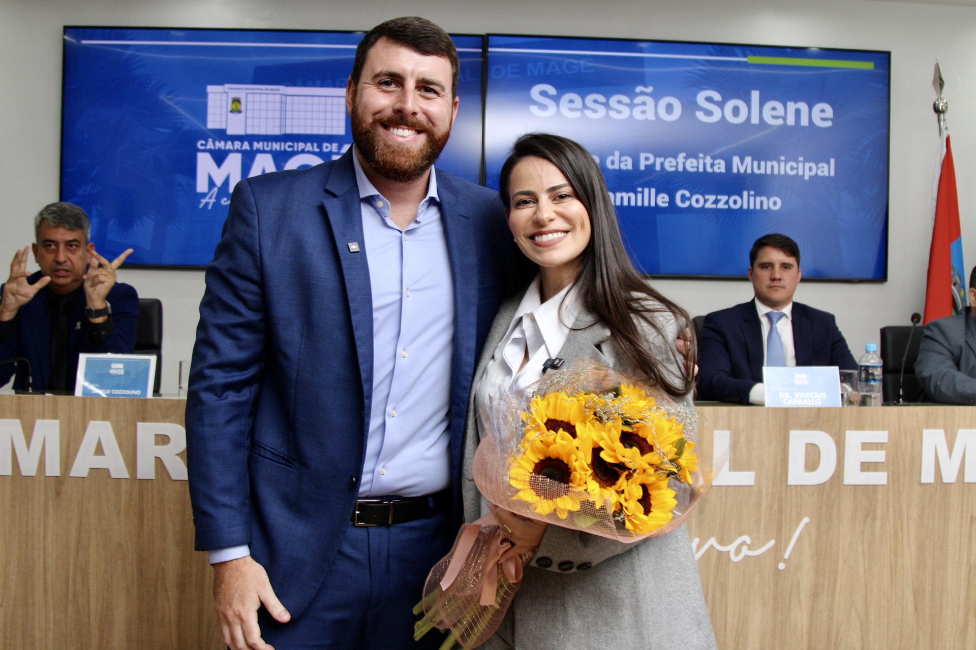 Jamille Cozzolino toma posse como prefeita de Magé