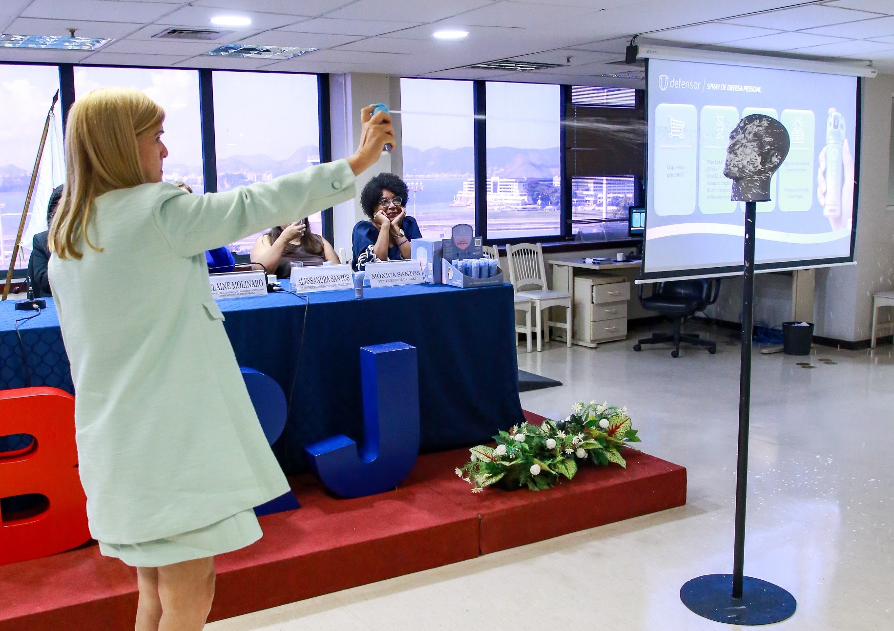 Treinamento de autodefesa feminina reúne 50 advogadas na OAB-RJ e inspira nova ação em Caxias