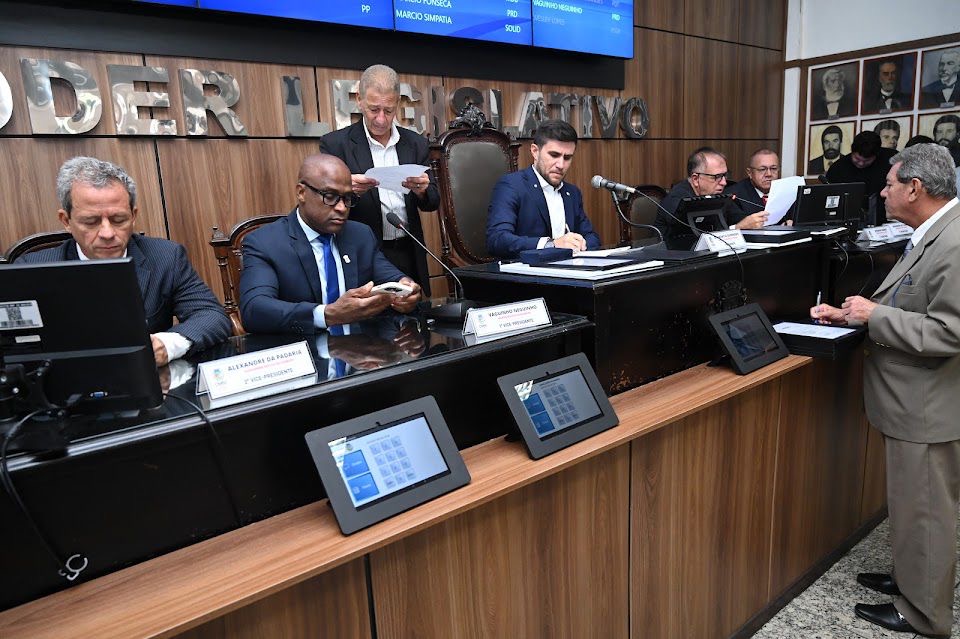 Vereadores cobram melhorias de concessionárias e prestam homenagens em sessão da Câmara de Nova Iguaçu